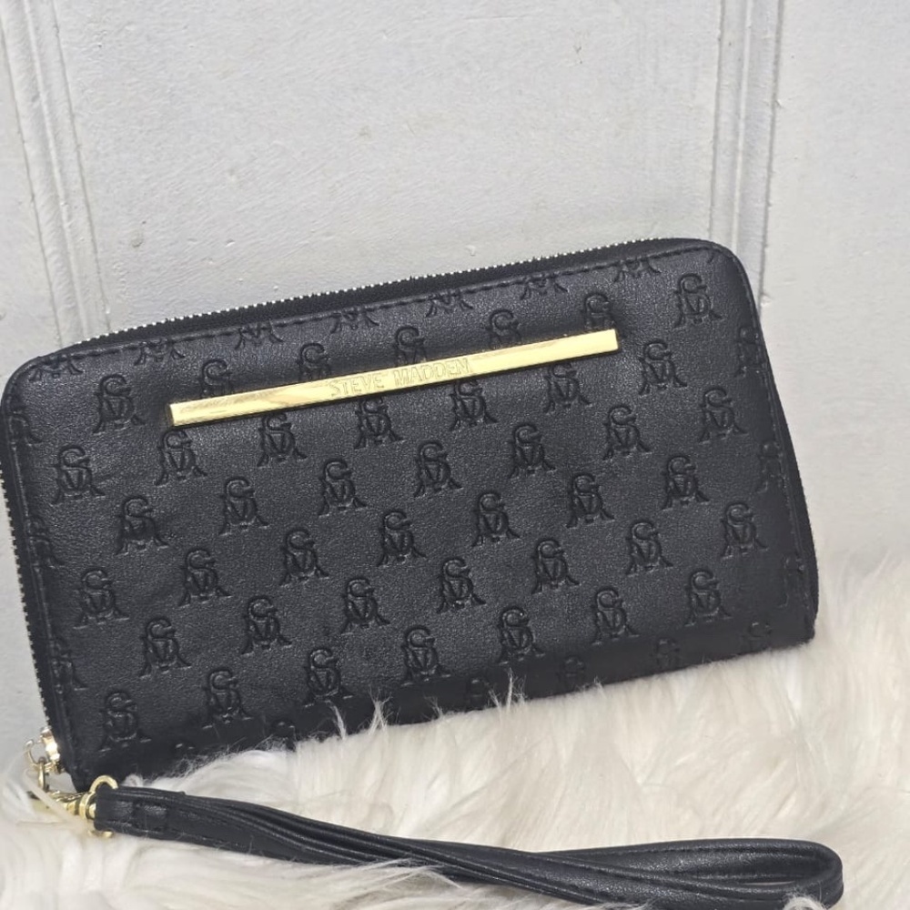 Steve Madden Black Wallet With Gold Accents - Wristlet.🌴
